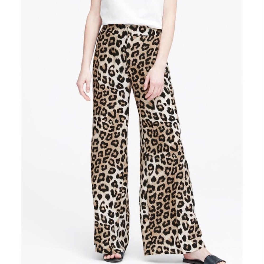 💔 SOLD 💔Banana Republic Leopard print pants